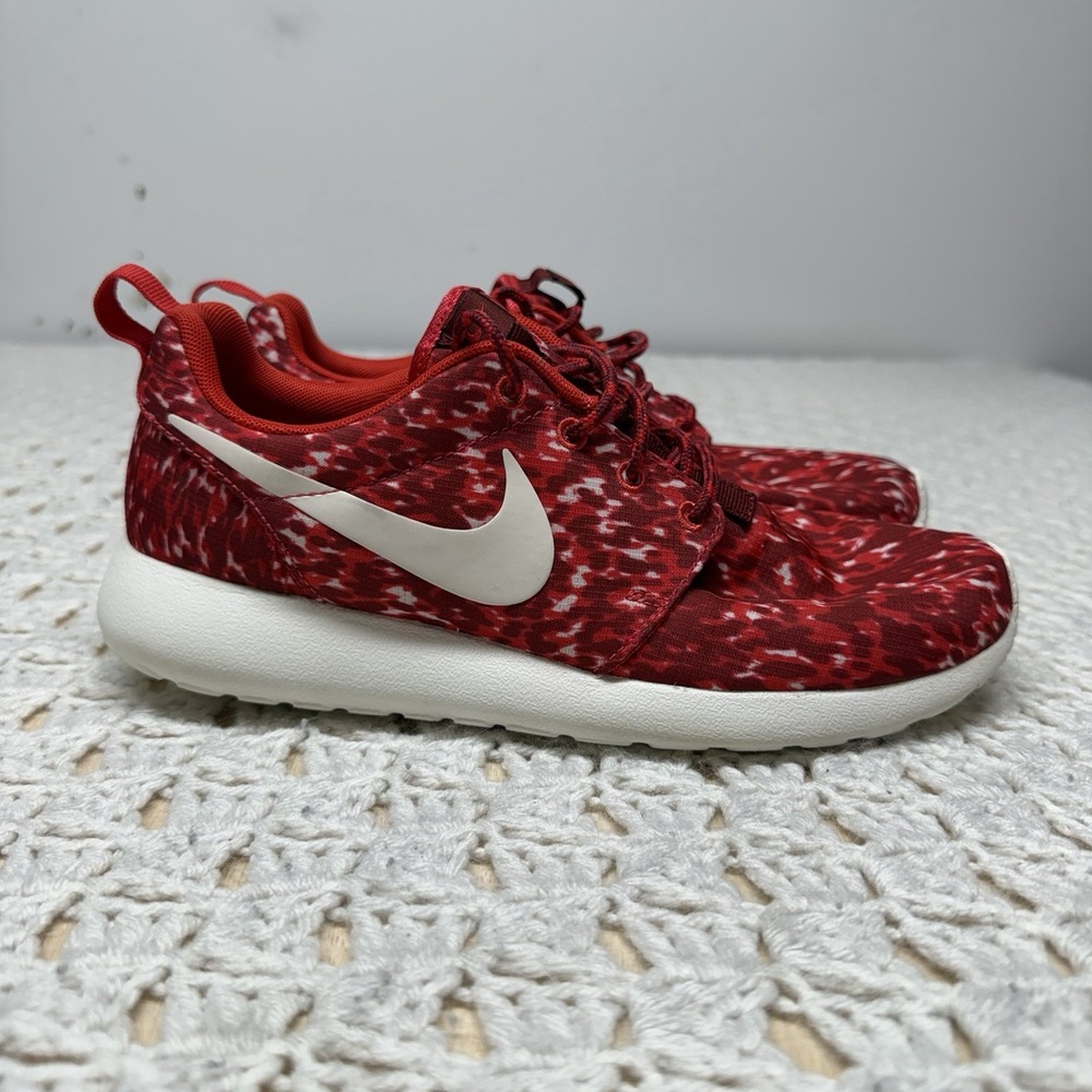 Nike Roshe Womens Sneakers Size 7 Red White Leopard Print 599432-602